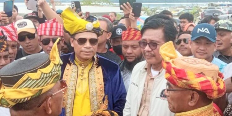 Dinilai Sebagai Tokoh Pemersatu Tiba Di Kendari Nur Alam Disambut Adat