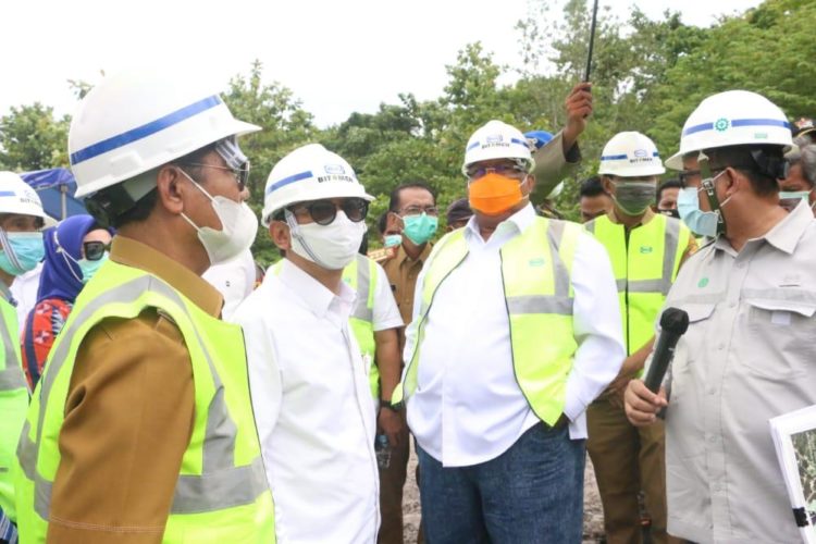 Ali Mazi bersama tim Komenko Marves mengunjungi pabrik aspal PT Kartika Prima Abadi. Foto: Ewit/Kominfo Sultra