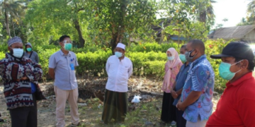 dr Boni, menyambangi tempat isolasi secara mandiri satu orang warga Konawe Selatan