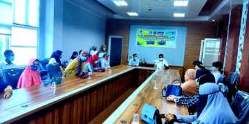 Pelepasan secara simbolis calon mahasiswa dari Konsel melalui program KIP-Kuliah Aspirasi oleh Staf Ahli Bupati Konsel. FOTO: Istimewa