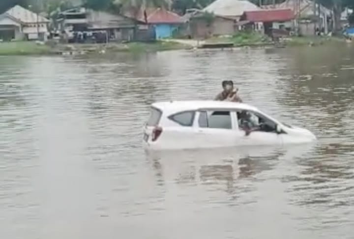 Mobil korban yang terjun dari atas pincara. Foto: Istimewa