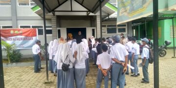 Antrian siswa SMAN 2 Kendari saat menunggu panggilan vaksinasi. Foto: Irwan