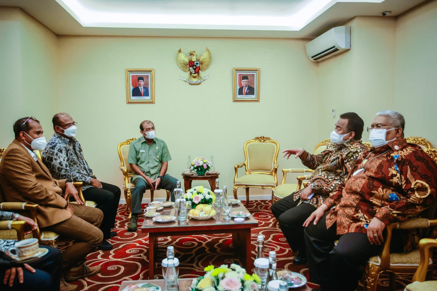 Suasana pertemuan Wakil Ketua I DPD RI, Letjen TNI Marinir (purn) Nono Sampono bersama Gubernur Sultra Ali Mazi. FOTO: Istimewa