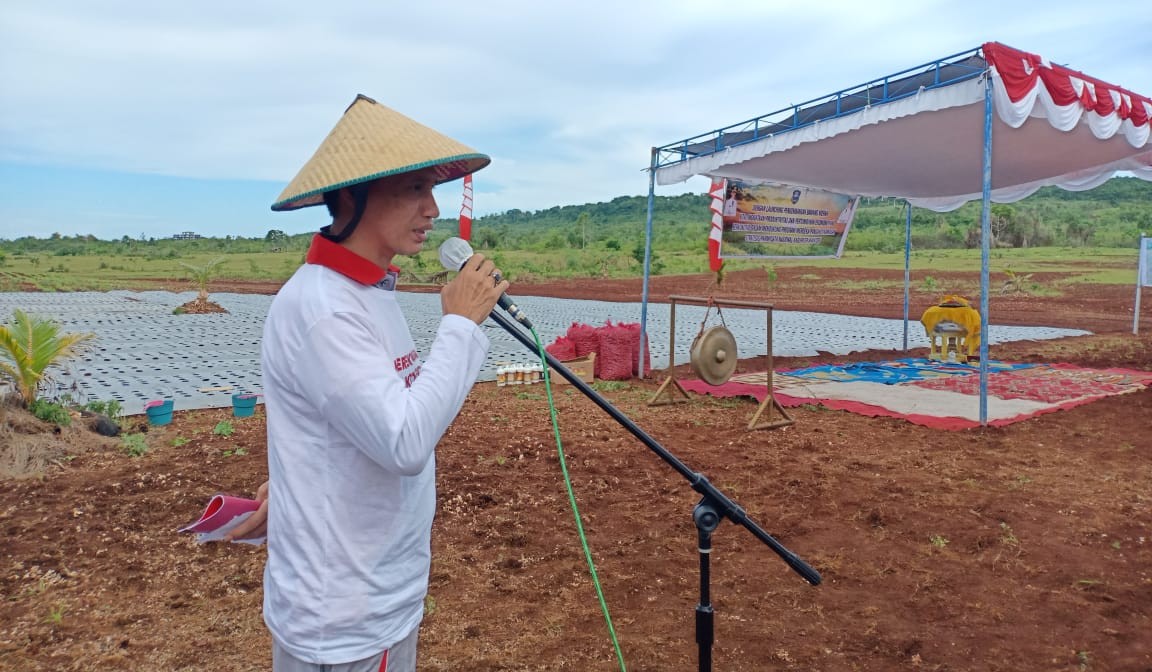 Bupati Wakatobi, Haliana saat memberikan sambutan dalam acara launching pengembangan bawang merah. Foto: Deni La Ode Bono