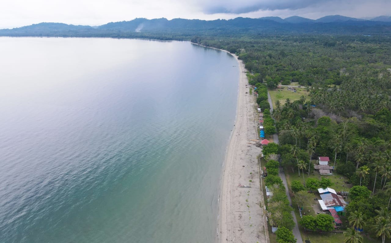 Pesisir Pantai Taipa yang terlihat dari atas. Foto: Dok Pribadi Ari Angriawan
