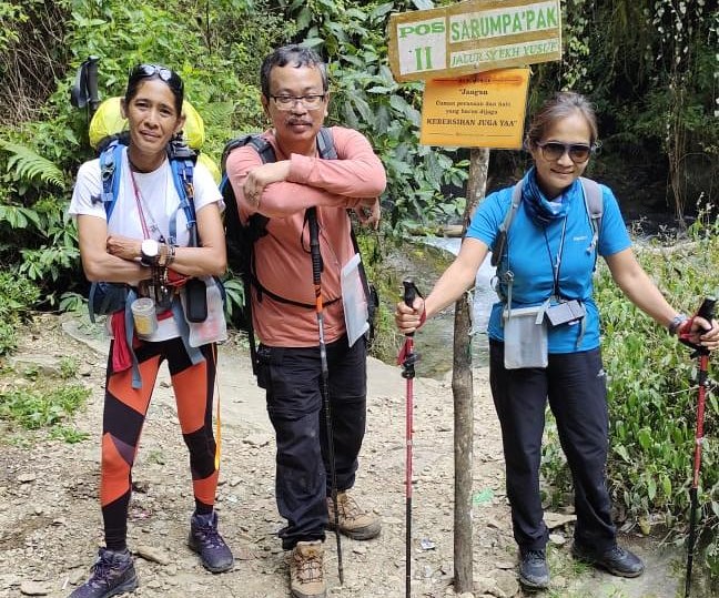 Perjalanan Yanni saat menaklukkan puncak gunung tertinggi di Indonesia. Foto: dok tim JKW-PWI
