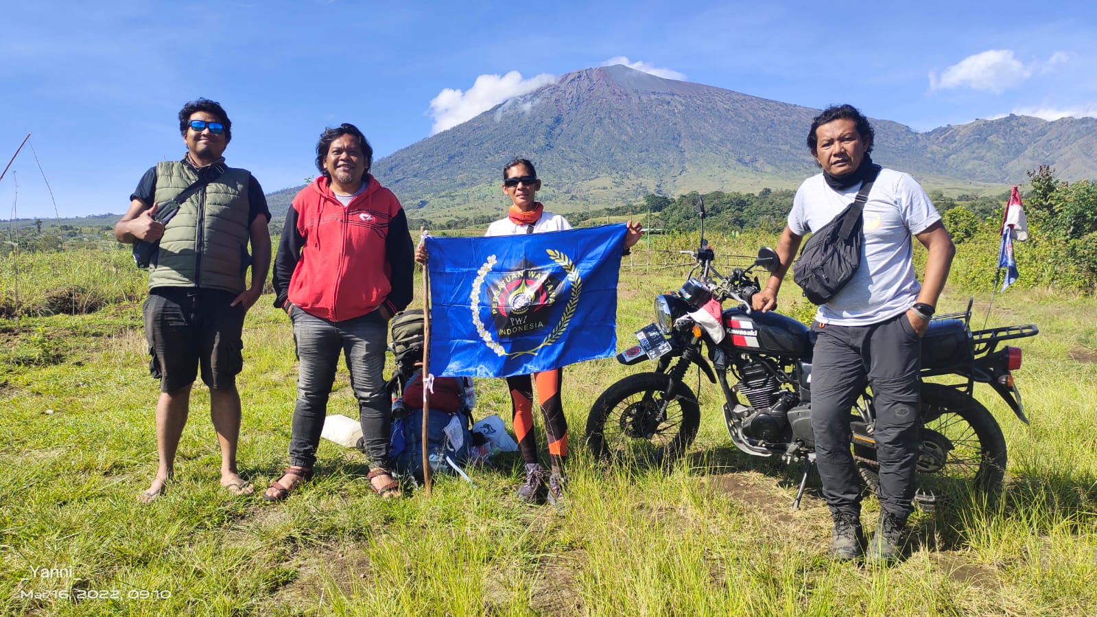 Perjalanan Yanni saat menaklukkan puncak gunung tertinggi di Indonesia. Foto: dok tim JKW-PWI