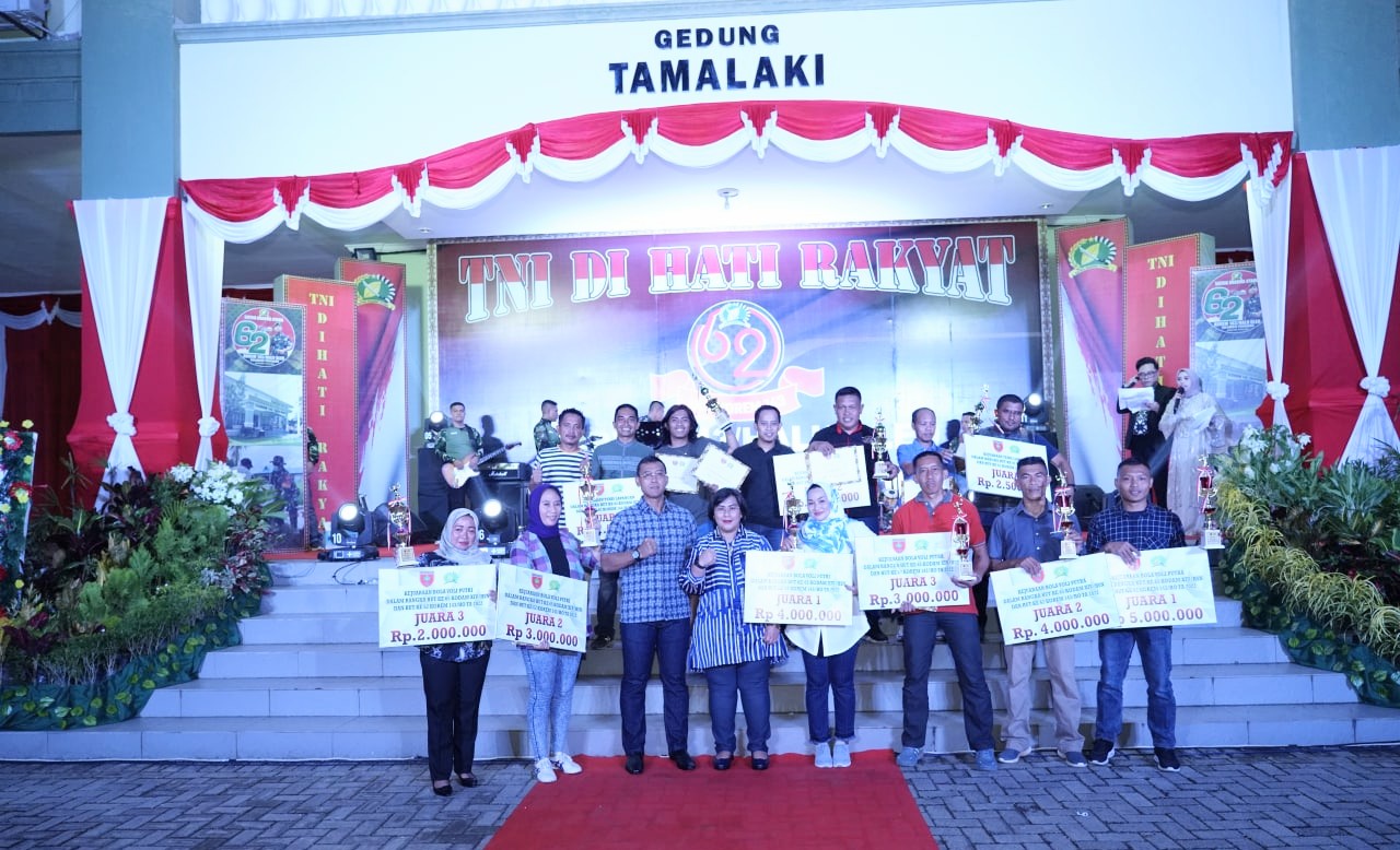 Foto bersama Danrem 143 Haluoleo dengan para pemenang berbagai doorprize pada malam panggung prajurit. Foto: Penrem 143 Haluoleo