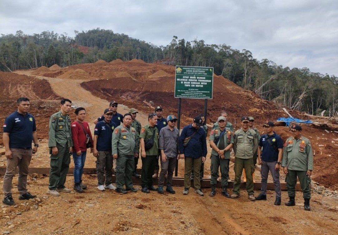 Petugas dari Dinas Kehutanan Sultra yang melakukan pemasangan plang peringatan untuk tidak melakukan perambahan hutan lindung di kawasan IUP PT MOM. Foto: dok One