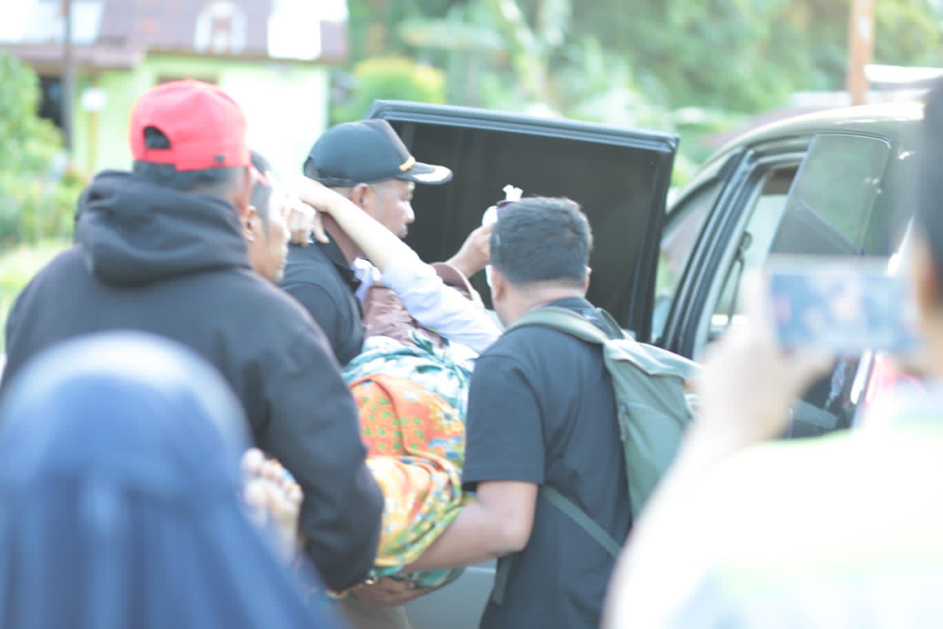 Salwia saat dievakuasi ke rumah sakit. Foto: Yayan