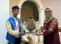 Penyerahan karya Rafly Ramadhan kepada Ketua DPRD Sulsel, A. Ina Kartika Sari. Foto: Ist