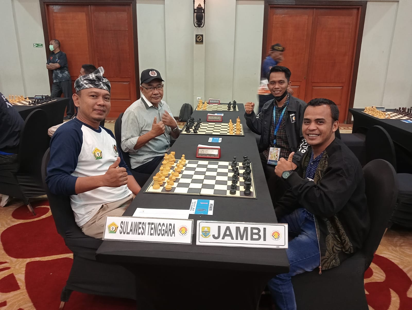 Tim catur beregu PWI Sultra saat berhadapan dengan tim catur asal PWI Jambi. Foto: Ist