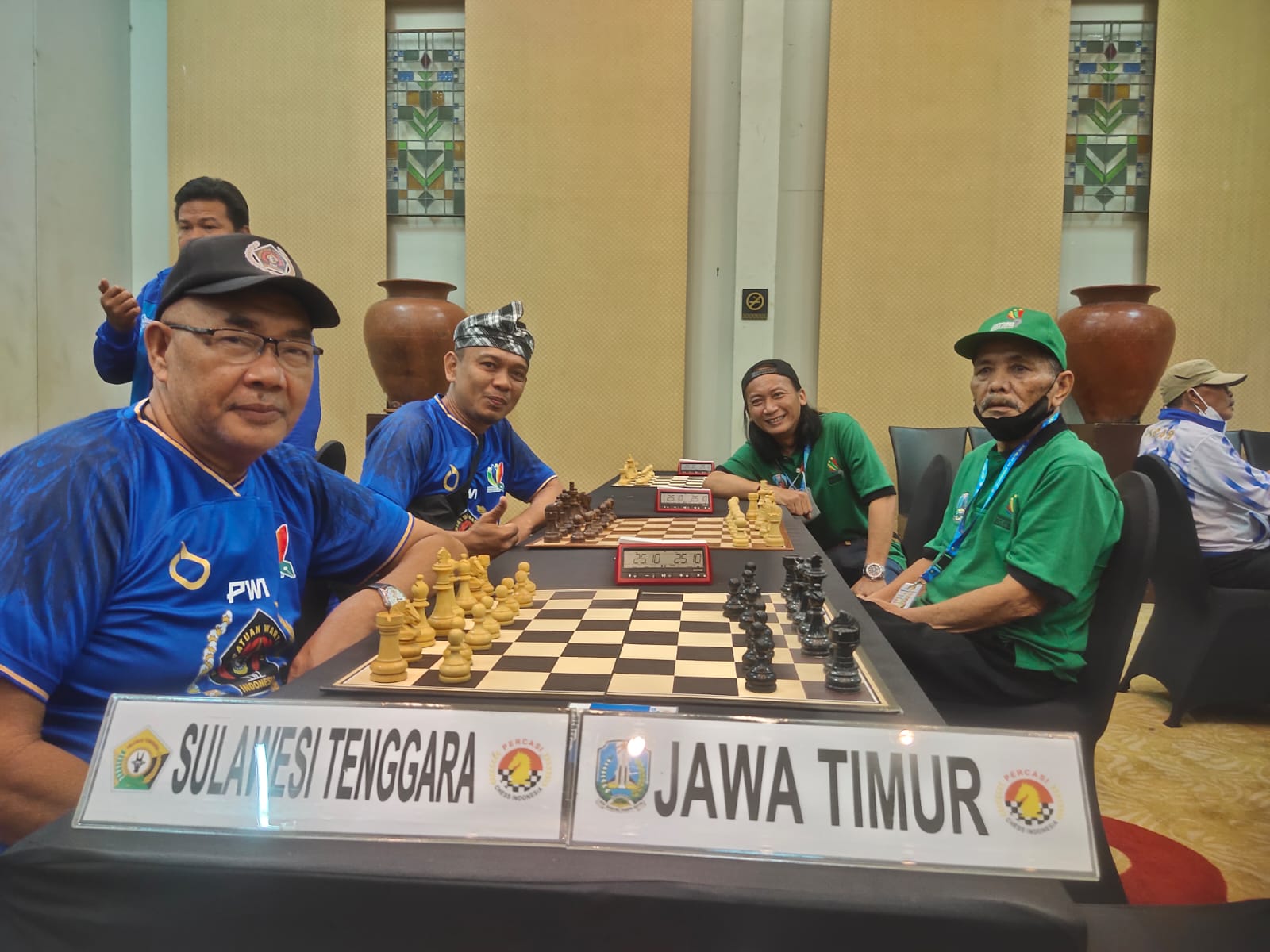 Tim catur beregu PWI Sultra saat berhadapan dengan tim catur asal PWI Jatim. Foto: Ist