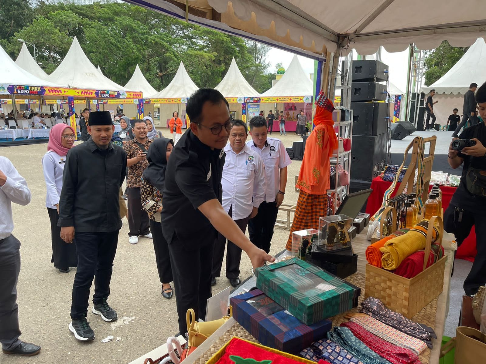 Parinringi bersama Sudirman saat berkunjung ke stan brand UMKM pada UMKM Expo Sultra 2023. Foto: Ist