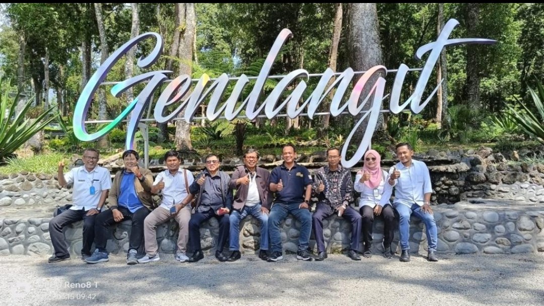 Foto bersama di Taman Genilangit. Foto: SMSI