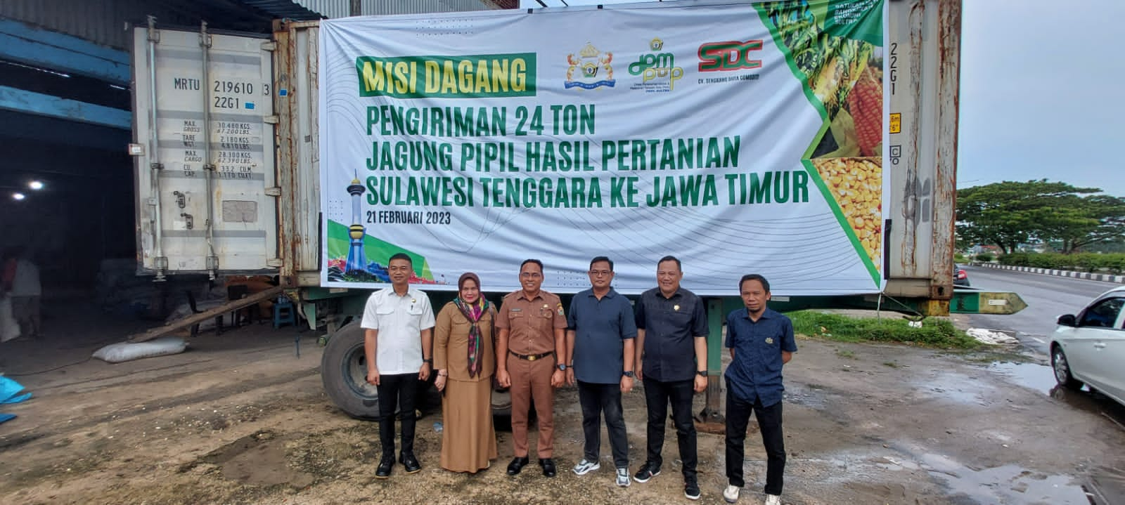 Foto bersama pihak Kadin Sultra, DPM PTSP dan pihak CV Sengkang Duta Comoditi sesaat sebelum pengiriman jagung pipil ke Surabaya. Foto: Ist