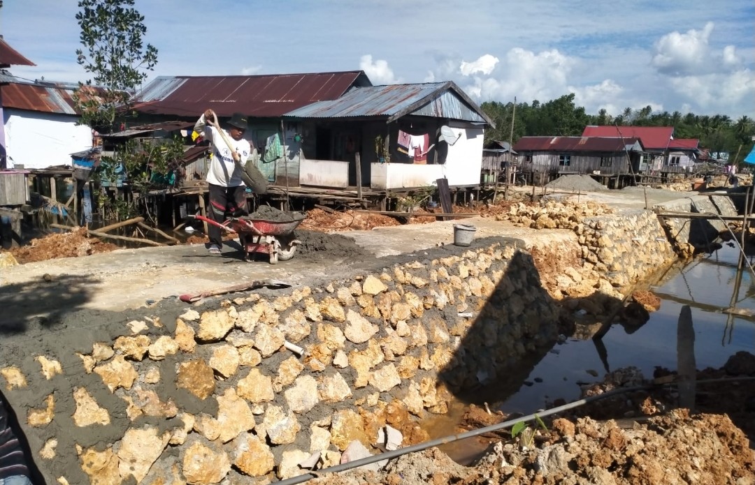 Proyek di Desa Lagasa yang diduga menggunakan batu kapur. FOTO: Sudirman Behima/penasultra.id