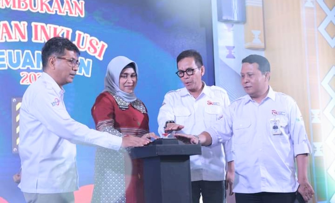 Tim OJK Sulawesi Tenggara saat mengumumkan nama kepala daerah berprestasi DILAN Award tahun 2023. Foto: Ist
