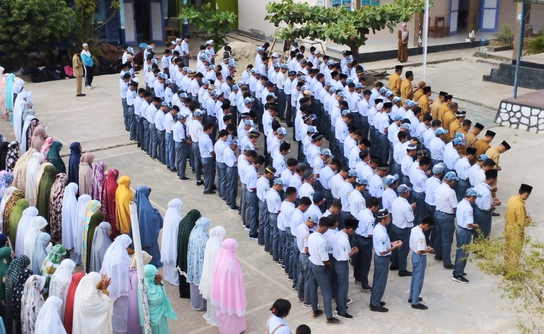 Salat gaib yang dilaksanakan para siswa dan guru di Sultra. Foto: Ist