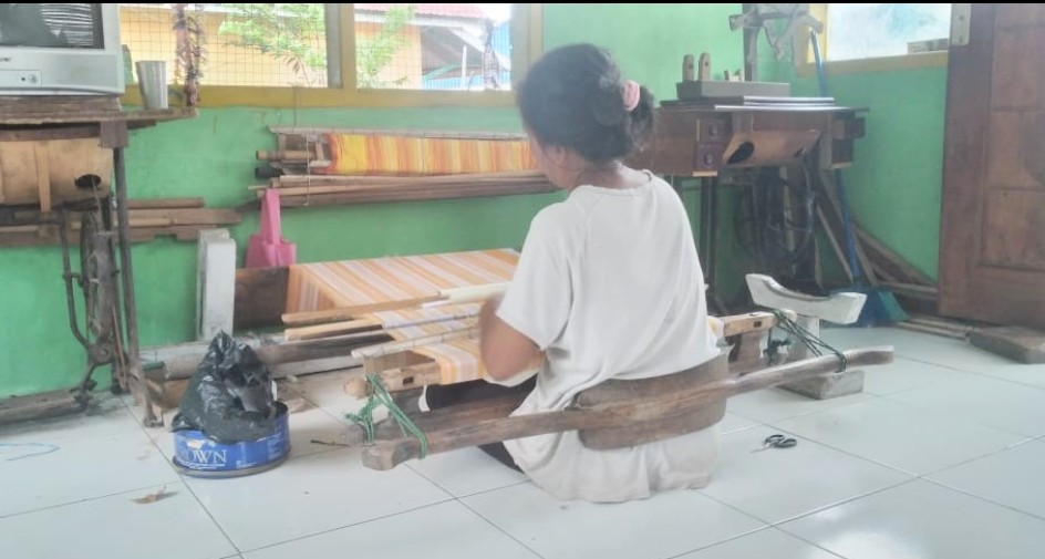 Penenun sarung khas Buton dari Kelompok Tenun Samasili di Baubau. Foto: Dok Penenun Kelompok Tenun Samasili