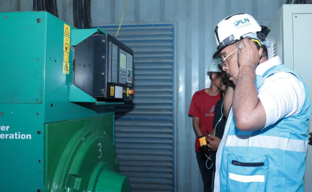Pj Bupati Burhanuddin saat melihat proses operasional mesin PLN 35 ribu MW di Kecamatan Kabaena Barat. Foto: Zulkarnain