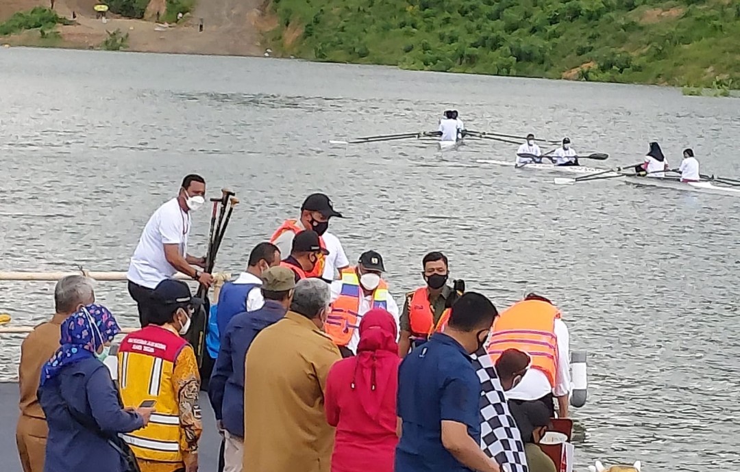 Ketua Umum PB PODSI Mochamad Basuki Hadimoeljono (rompi duduk tengah) di Bendungan Ladongi, Kolaka Timur. Foto: Ist