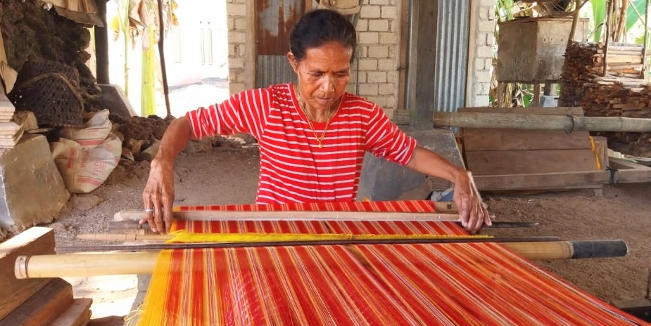 Penenun di Mawasangka Tengah, Buteng. Foto: Dok Pribadi