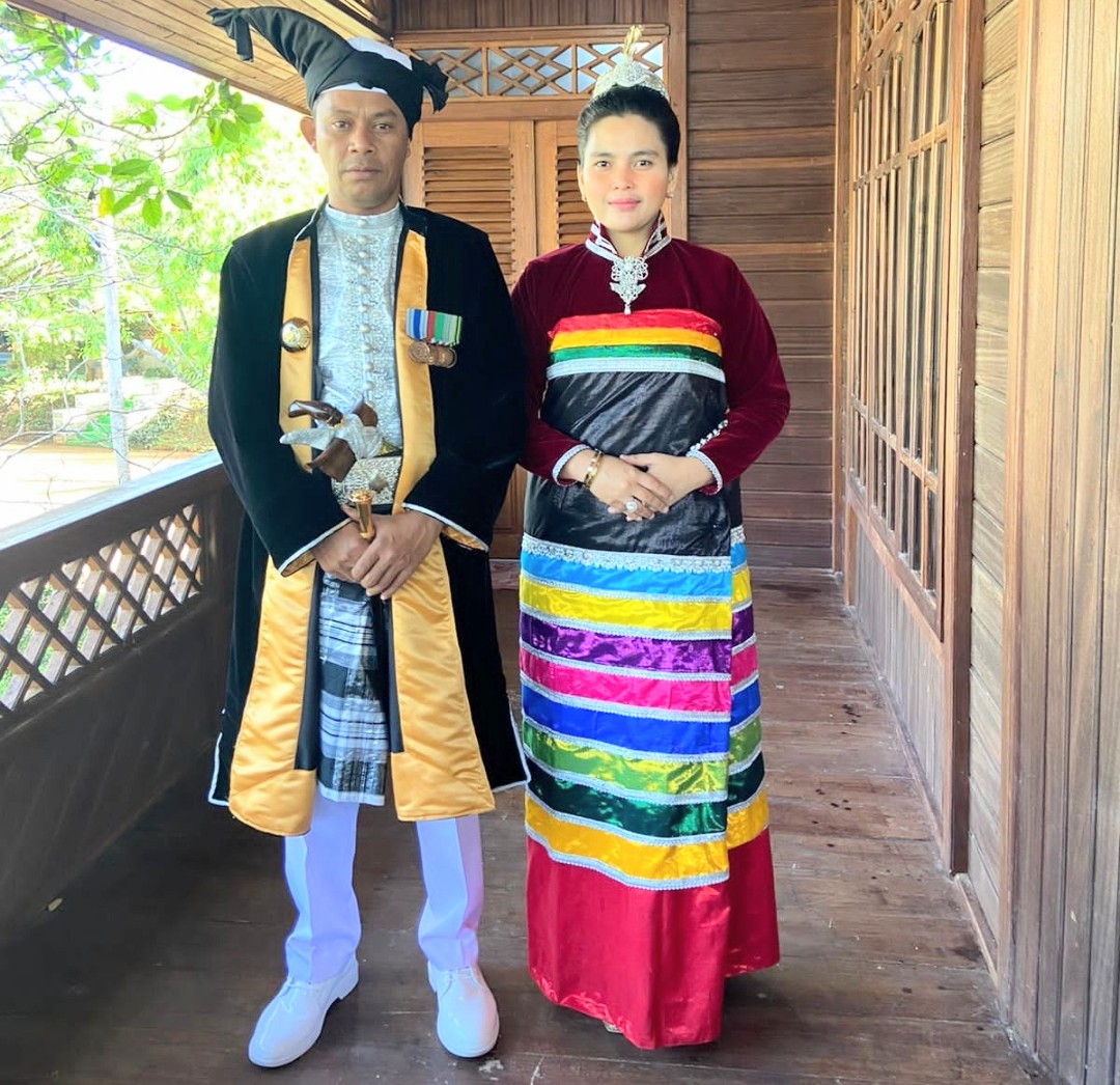 Pakaian tenun model jubah khas Buton. Foto: Dok Asri
