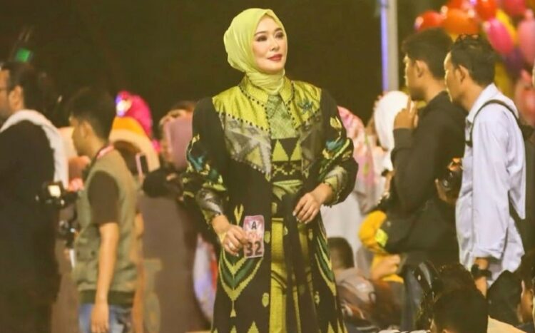 Tenun Tolaki Dan Tenun Sorume Ramaikan Fashion Show Sultra Tenun ...