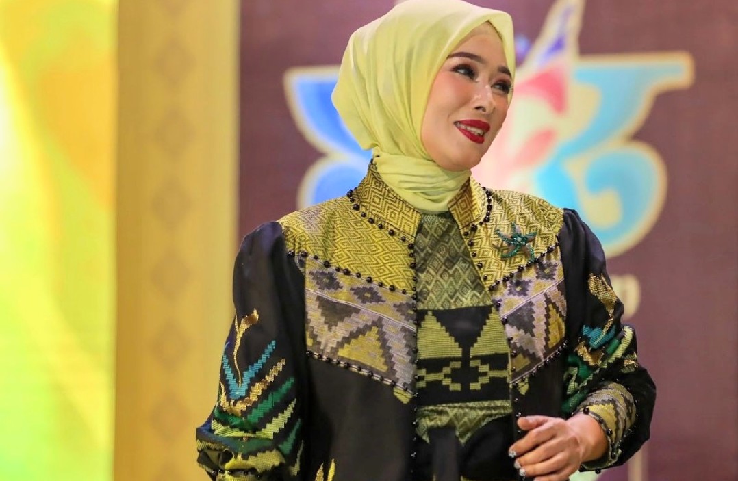 Herlina Iwan S saat mengenakan tenun Tolaki berfokus pada motif daun sagu dan ulat sagu. Foto: Rahma