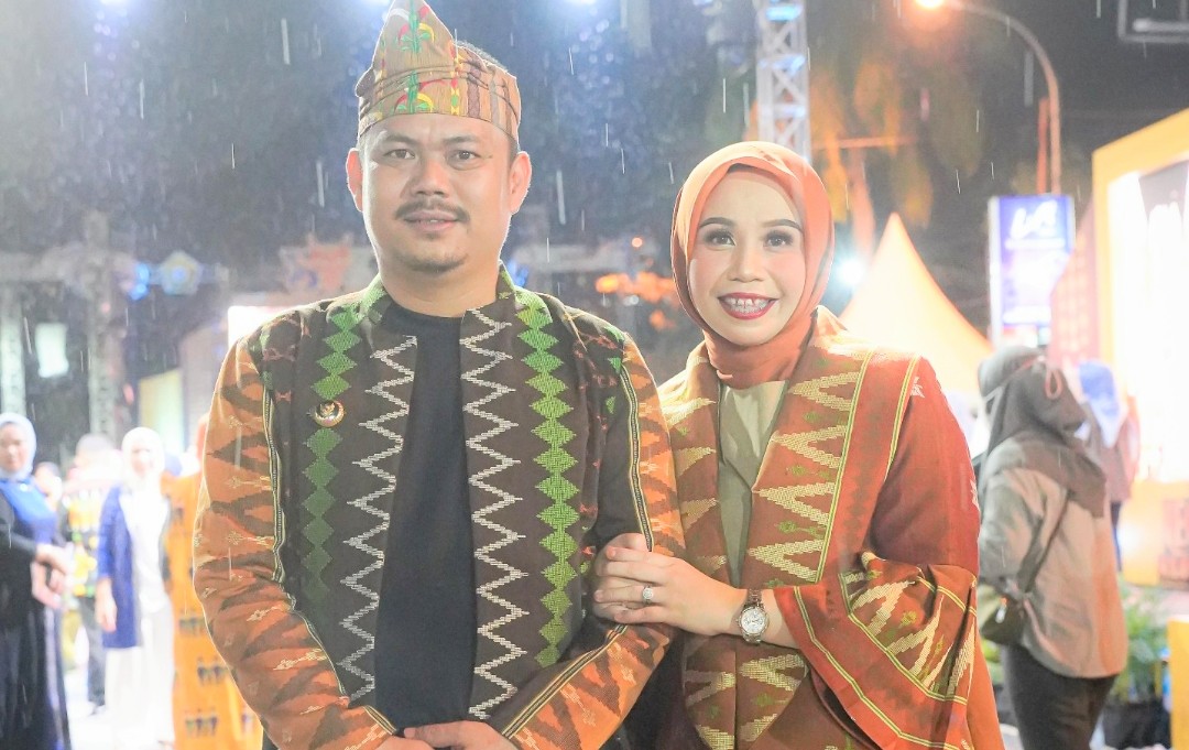 Bupati Koltim dan Istri saat mengenakan tenun Sorume. Foto: Ismu