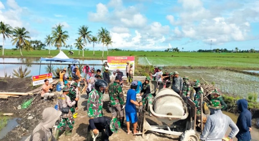 Anggota TNI AD bersama masyarakat dan unsur terkait bergotong royong membangun jalan desa. Foto: Ist