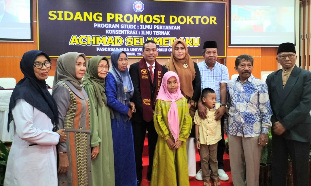 Achmad Selamet Aku bersama keluarga besar usai Sidang Promosi Doktor. Foto: Ist