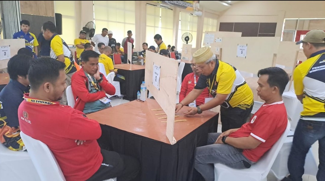 Mahdar Tayyong dan Hasrul saat bertanding di final cabor domino. Foto: Ist