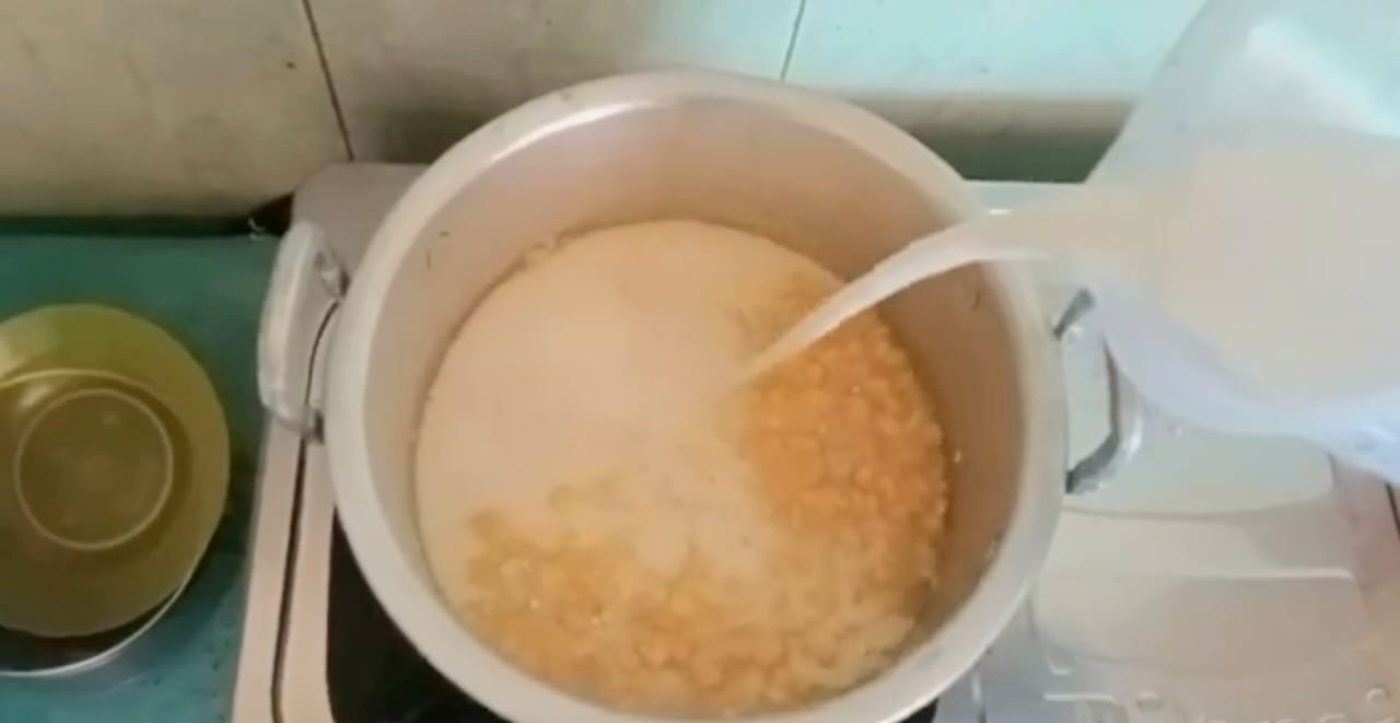 Proses memasak Kapusu Nosu. Foto: dok Youtube 11 MIPA C SMAN 105