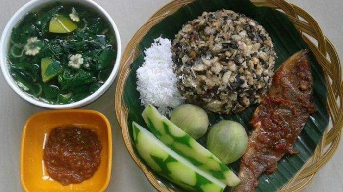 Kabuto yang disajikan dengan makanan lainnya. Foto: Kompasiana