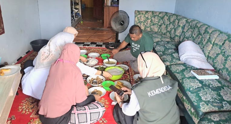 Mosonggi bersama rekan kerja. Foto: Yeni Marinda/Penasultra.id