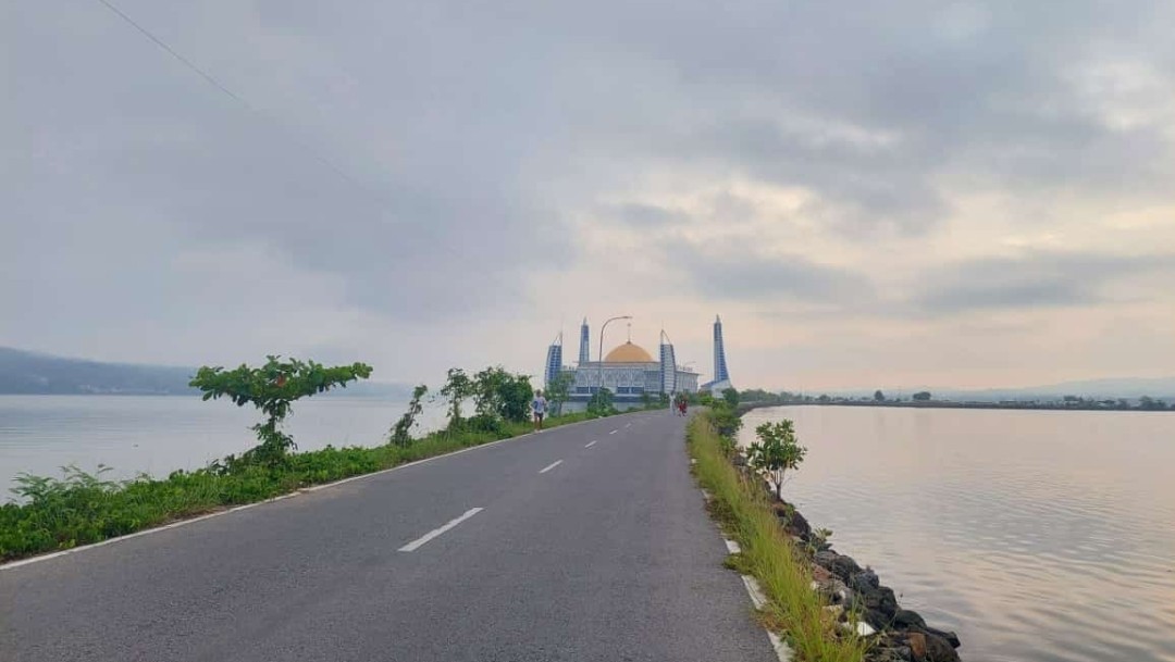 Jalan masuk ke areal Masjid Al Alam Kendari. Foto: Endang