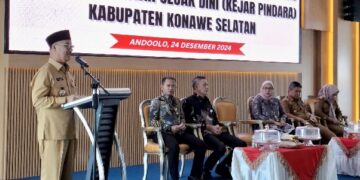 Surunuddin saat sambutan dalam acara penandatanganan kerja sama dengan OJK Sultra dan launching program Kejar Pindara. Foto: Pipin OJK Sultra