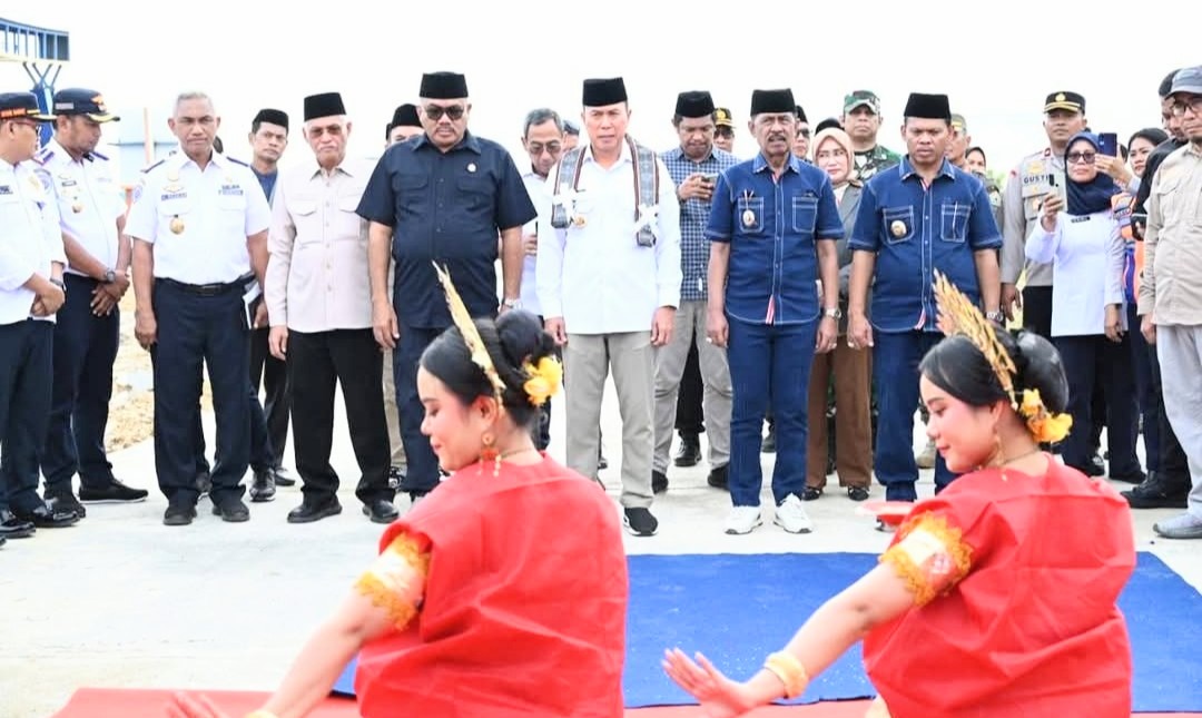 Gubernur Sultra resmikan Terminal Lacaria-launching SPAM Pakue Utara. Foto: Ist