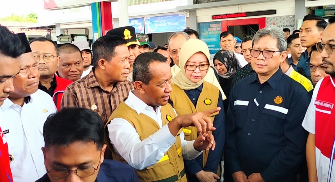 Bahlil mengingatkan kepada Plh. Direktur Pertamina Patra Niaga untuk selalu menjaga kualitas BBM subsidi dan nonsubsidi sebelum disalurkan kepada masyarakat. Foto: Rusman