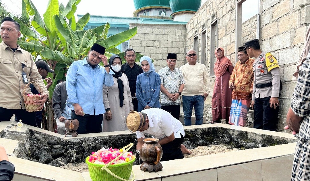 Bahlil saat ziarah makam leluhurnya. Foto: Ist