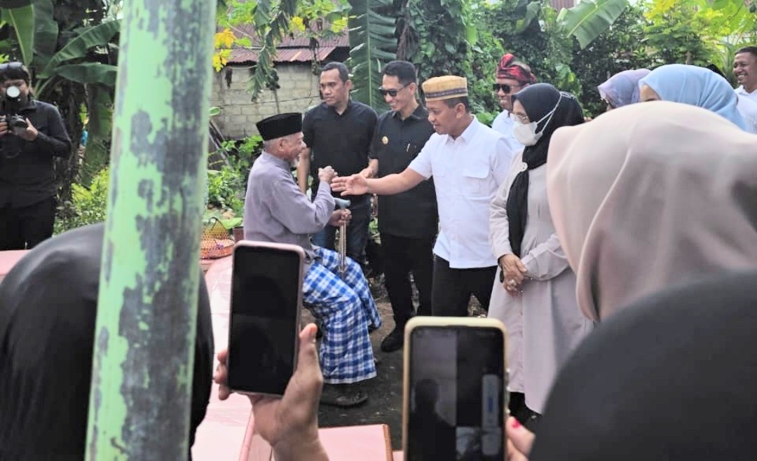 Bahlil saat ziarah makam leluhurnya. Foto: Ist