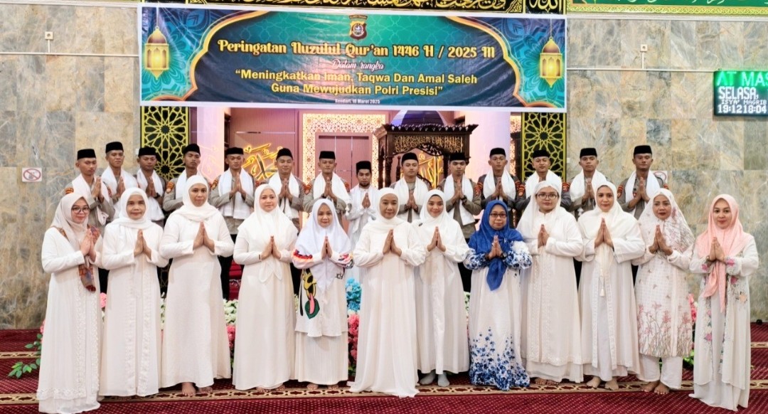 Pose bersama saat momen peringatan Nuzulul Quran di Mapolda Sultra. Foto: Pyan