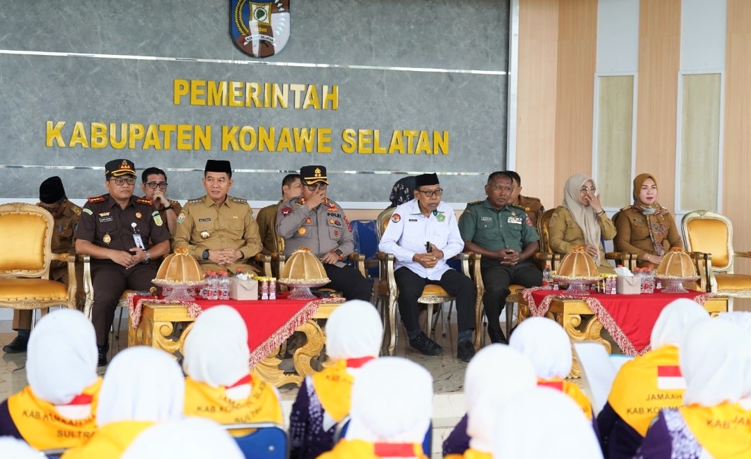 Bupati Konsel Irham Kalenggo memimpin langsung pelepasan dengan menyampaikan pesan menyentuh. Foto: Pyan