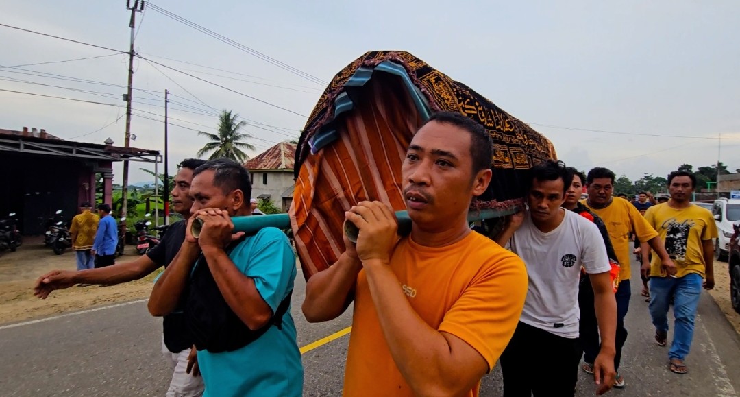 Jenazah saat diarak ke tempat peristirahatan terakhirnya. Foto: Pyan