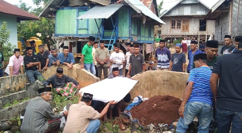 Korban saat hendak dikebumikan. Foto: Ist