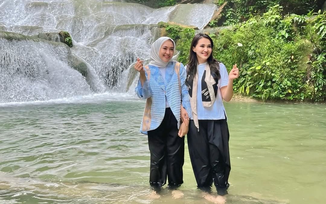 Gubernur Sherly saat berkunjung ke destinasi wisata Air Terjun Moramo di sela-sela kegiatan Rakornas PHD 2025. Foto: Pyan