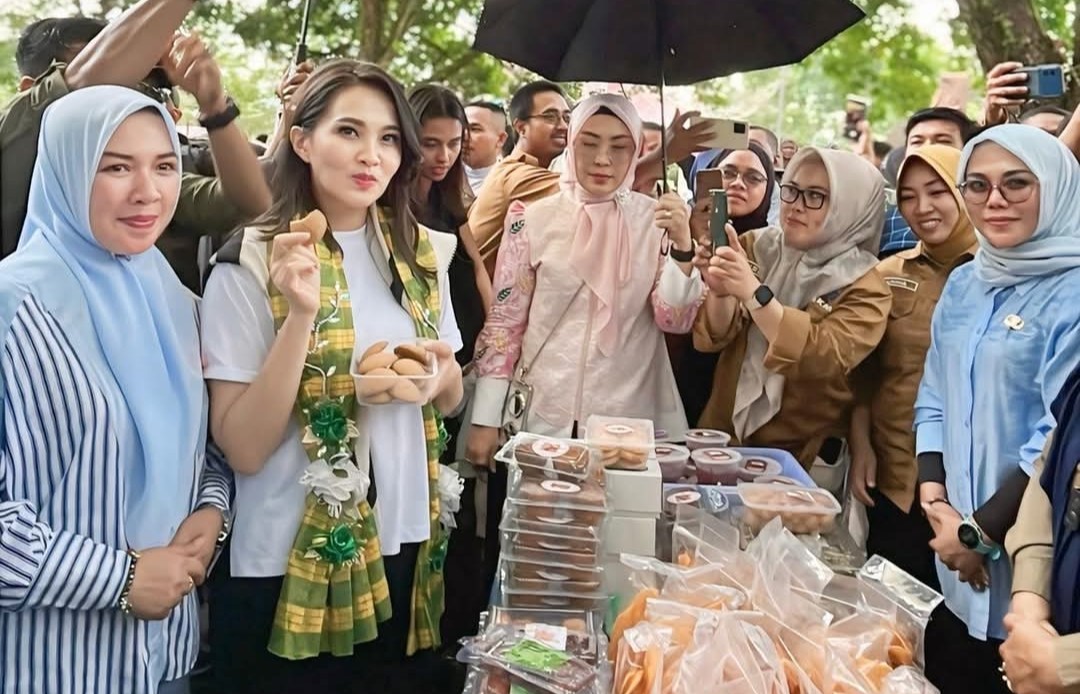 Gubernur Sherly saat berkunjung ke destinasi wisata Air Terjun Moramo di sela-sela kegiatan Rakornas PHD 2025. Foto: Pyan