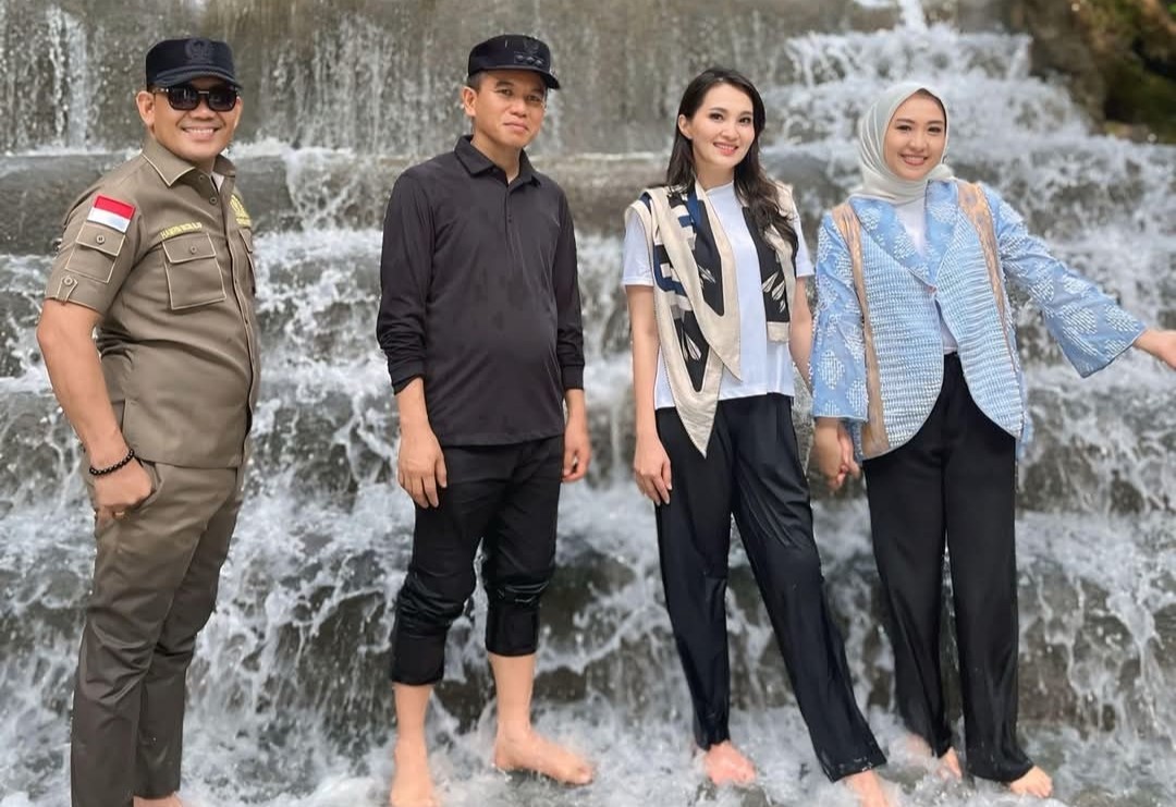 Gubernur Sherly saat berkunjung ke destinasi wisata Air Terjun Moramo di sela-sela kegiatan Rakornas PHD 2025. Foto: Pyan